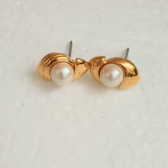 Monet Vtg Ribbed Pearl Earrings Gold Tone Stud/Post - Picture 5 of 8